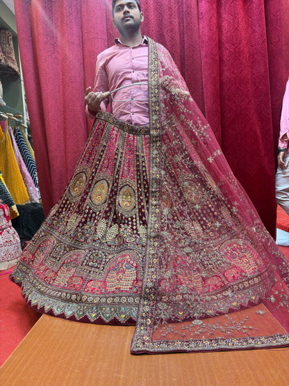 Espectacular lehenga nupcial color pavo real granate