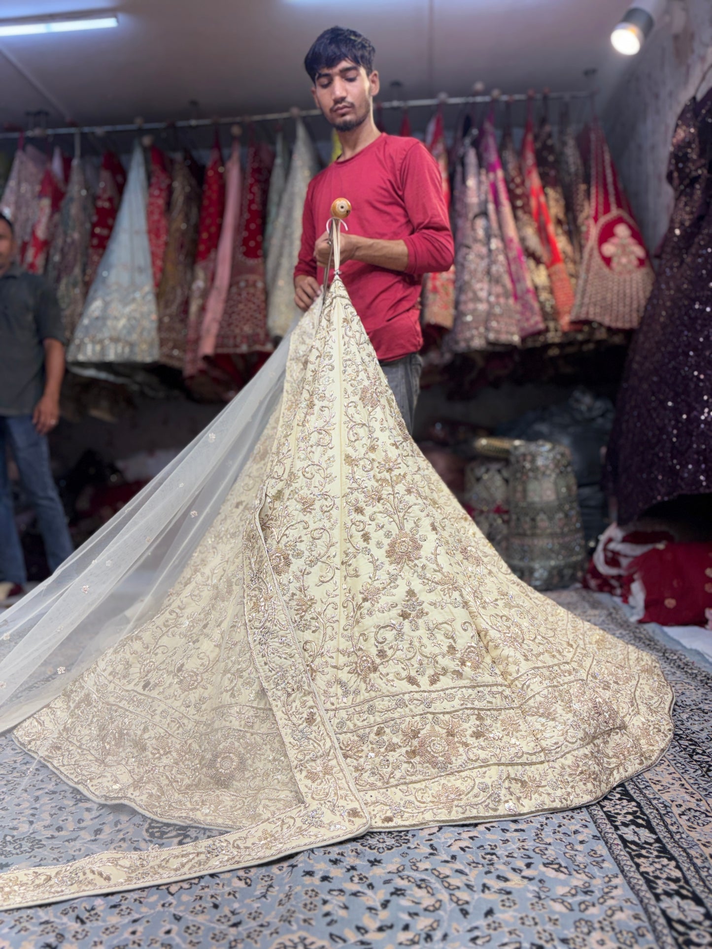 शानदार क्रीम हैंडवर्क ज़रदोज़ी दबका सफ़ेद लहंगा