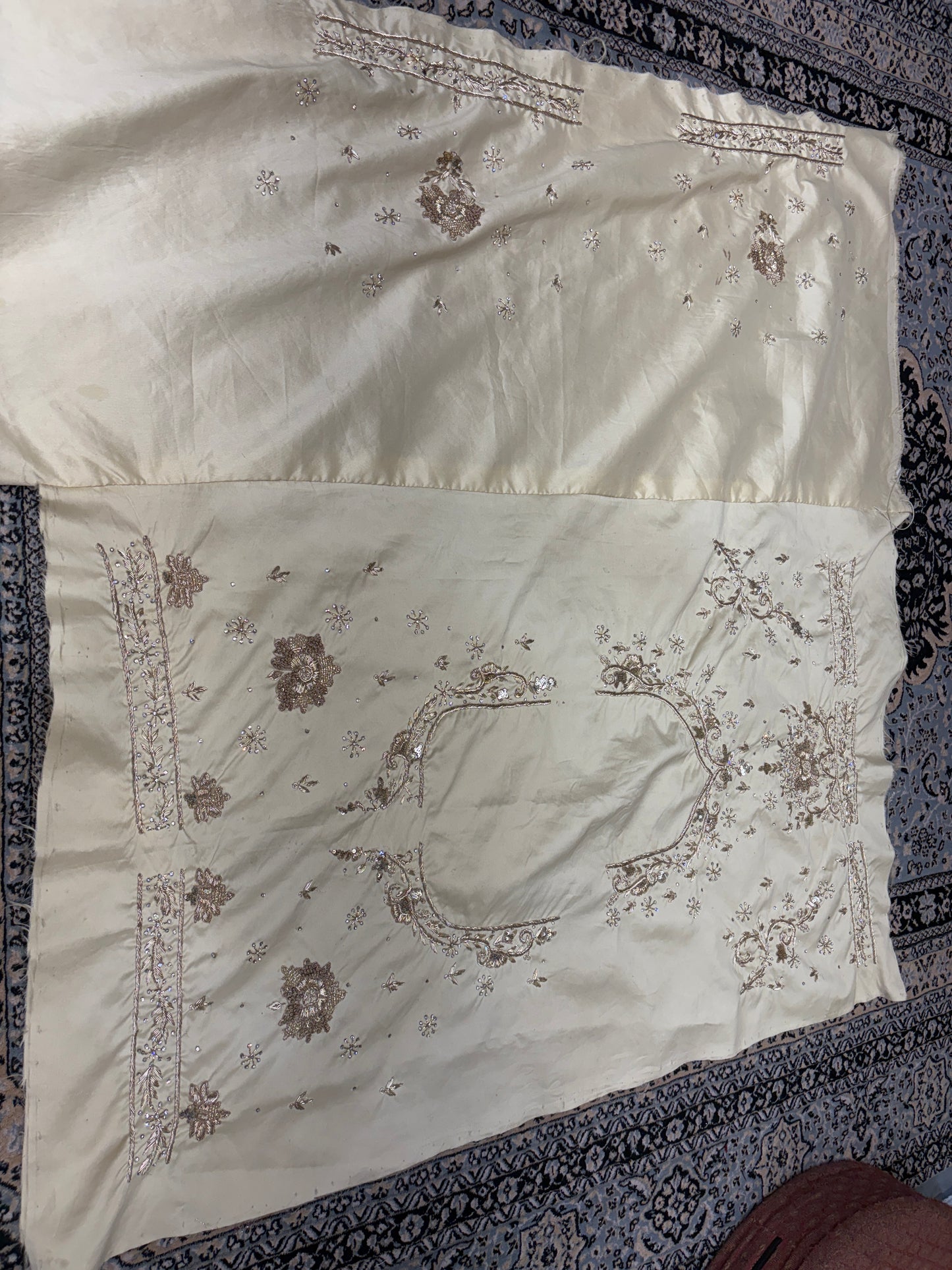 शानदार क्रीम हैंडवर्क ज़रदोज़ी दबका सफ़ेद लहंगा