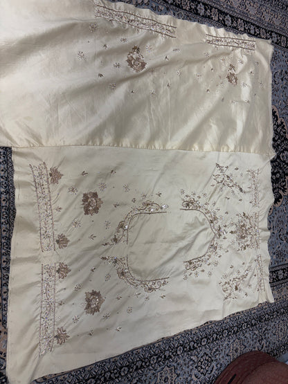 शानदार क्रीम हैंडवर्क ज़रदोज़ी दबका सफ़ेद लहंगा