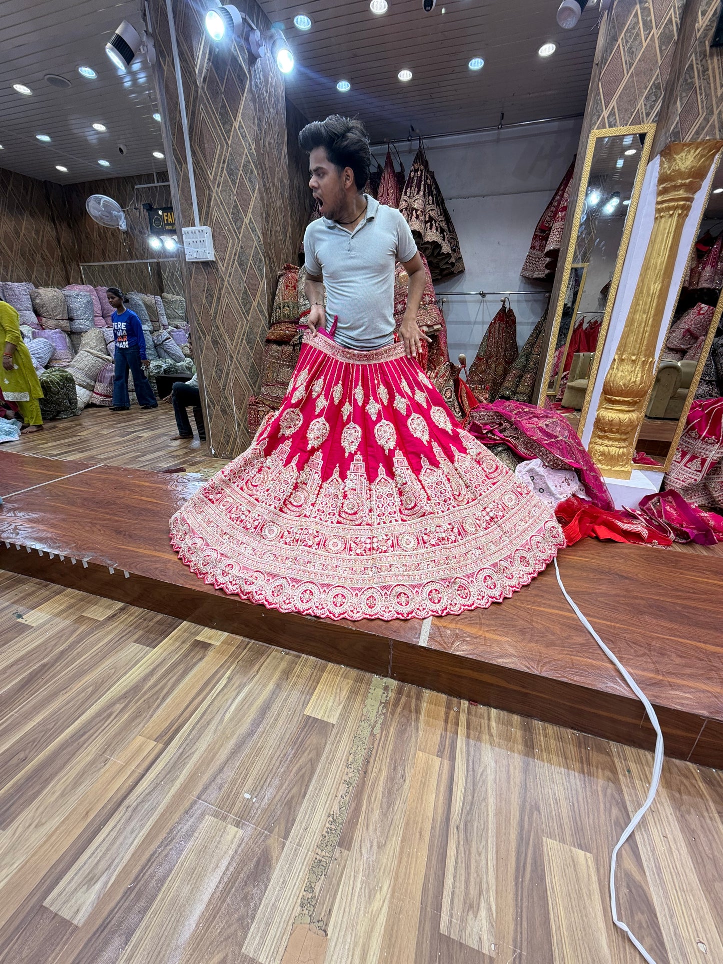 रानी गुलाबी ब्राइडल लहंगा