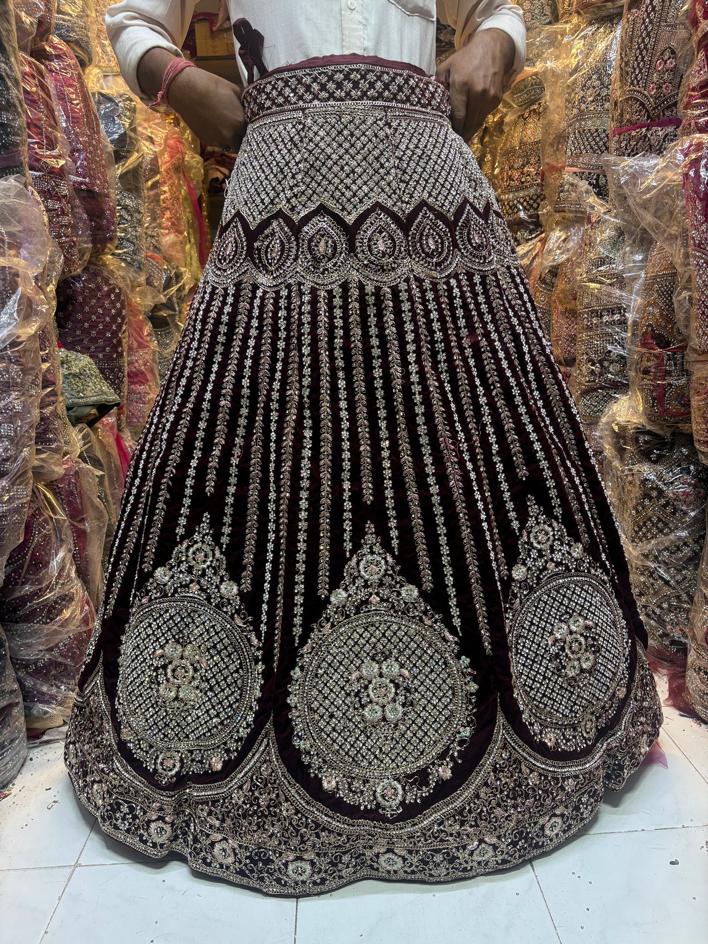 शानदार मैरून दुल्हन लहंगा