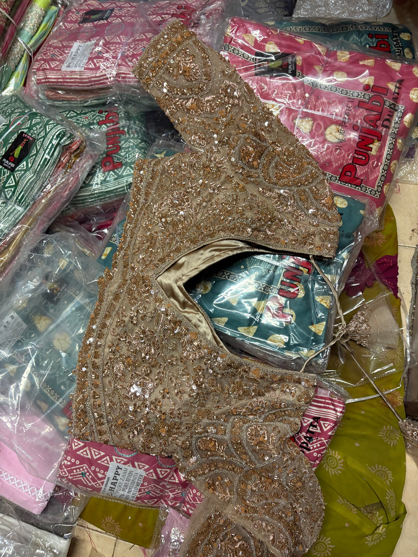 खूबसूरत गोल्डन क्रॉप टॉप लहंगा