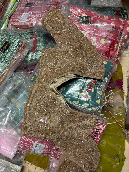 खूबसूरत गोल्डन क्रॉप टॉप लहंगा