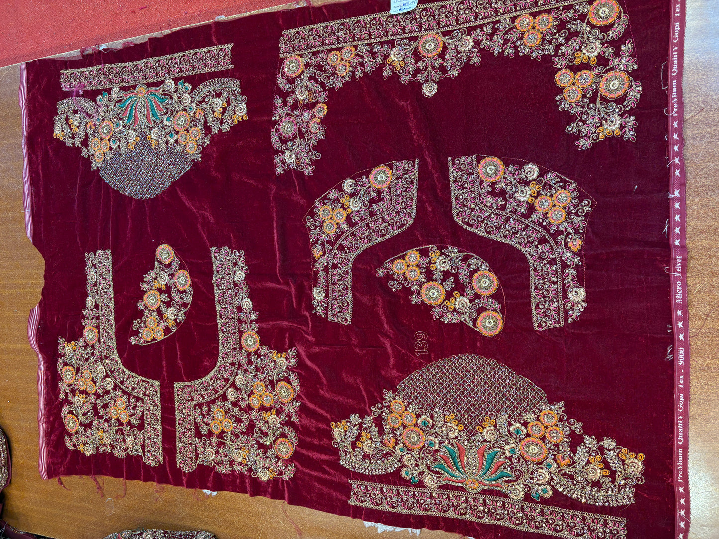 Impresionante lehenga nupcial color granate