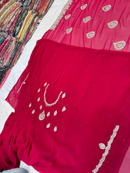 मनभावन लाल साड़ी