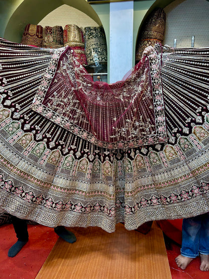 Lehenga nupcial de diseñador en color granate