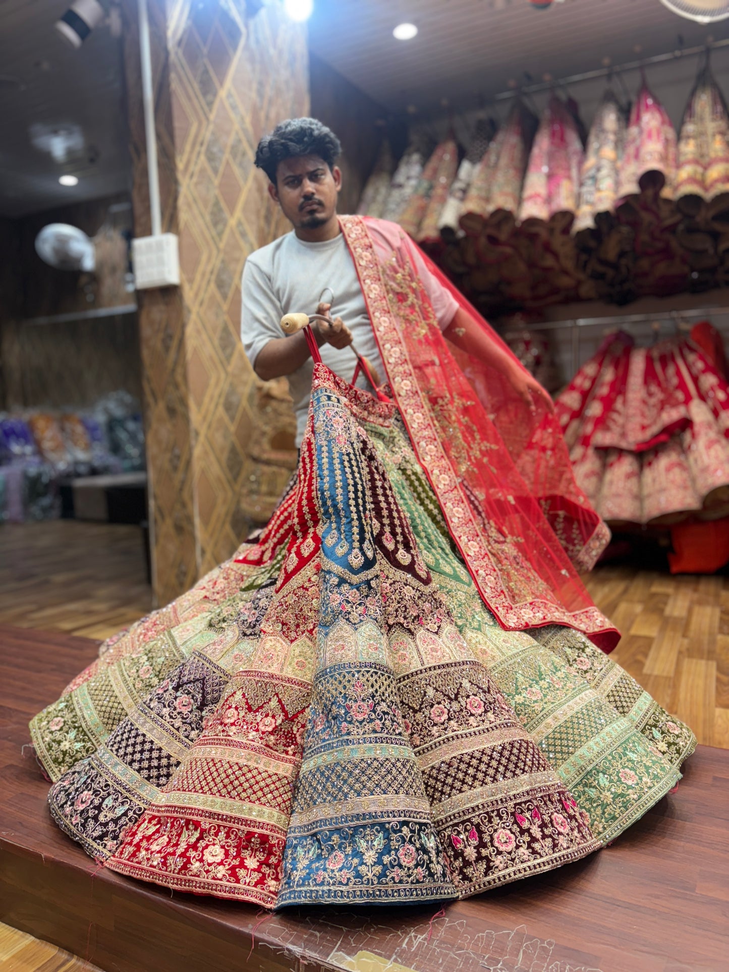 Atractiva lehenga nupcial con bola multicolor