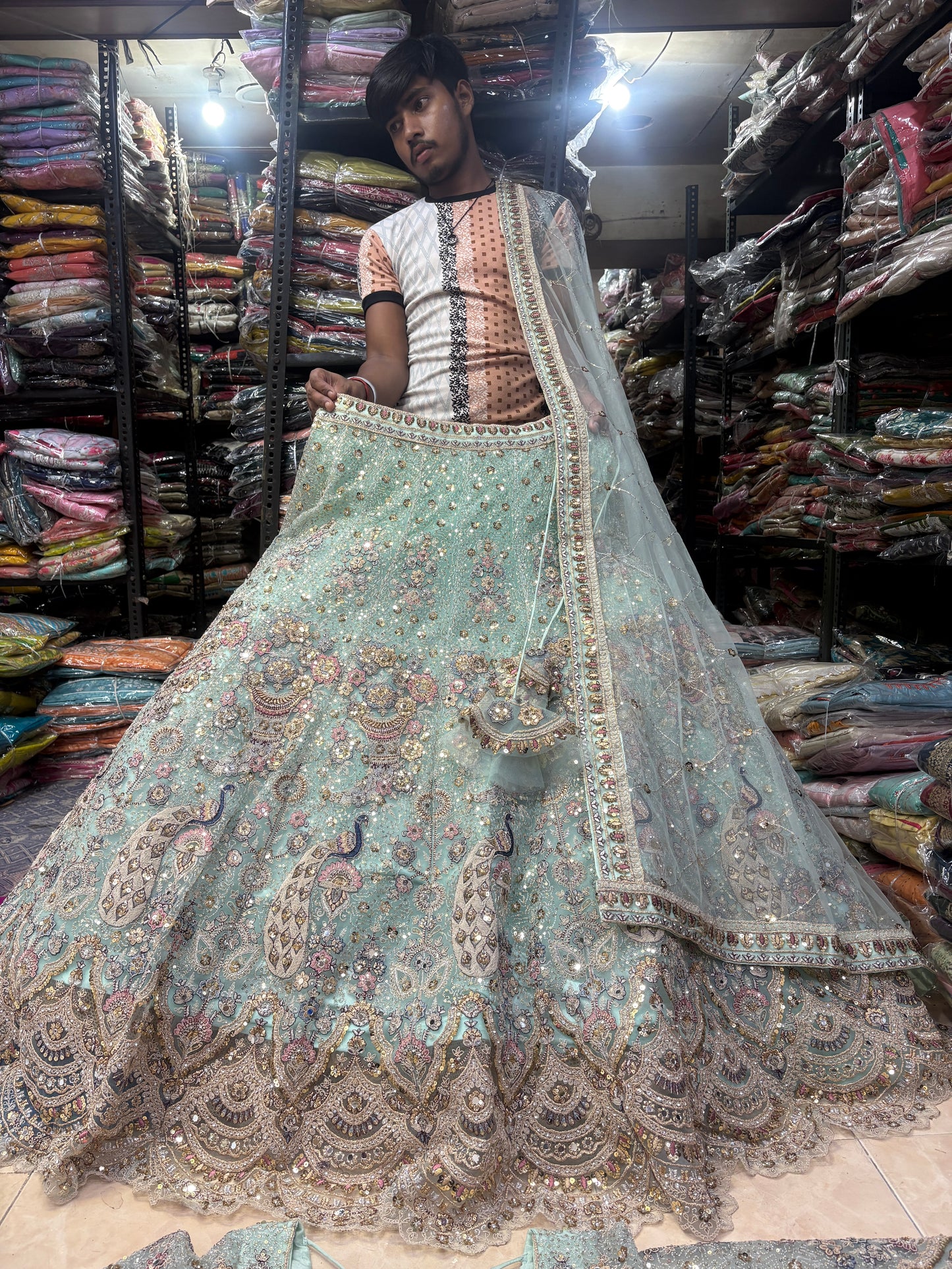 Lehenga con top corto azul pavo real de vuelo amplio.