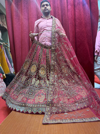 Espectacular lehenga nupcial color pavo real granate