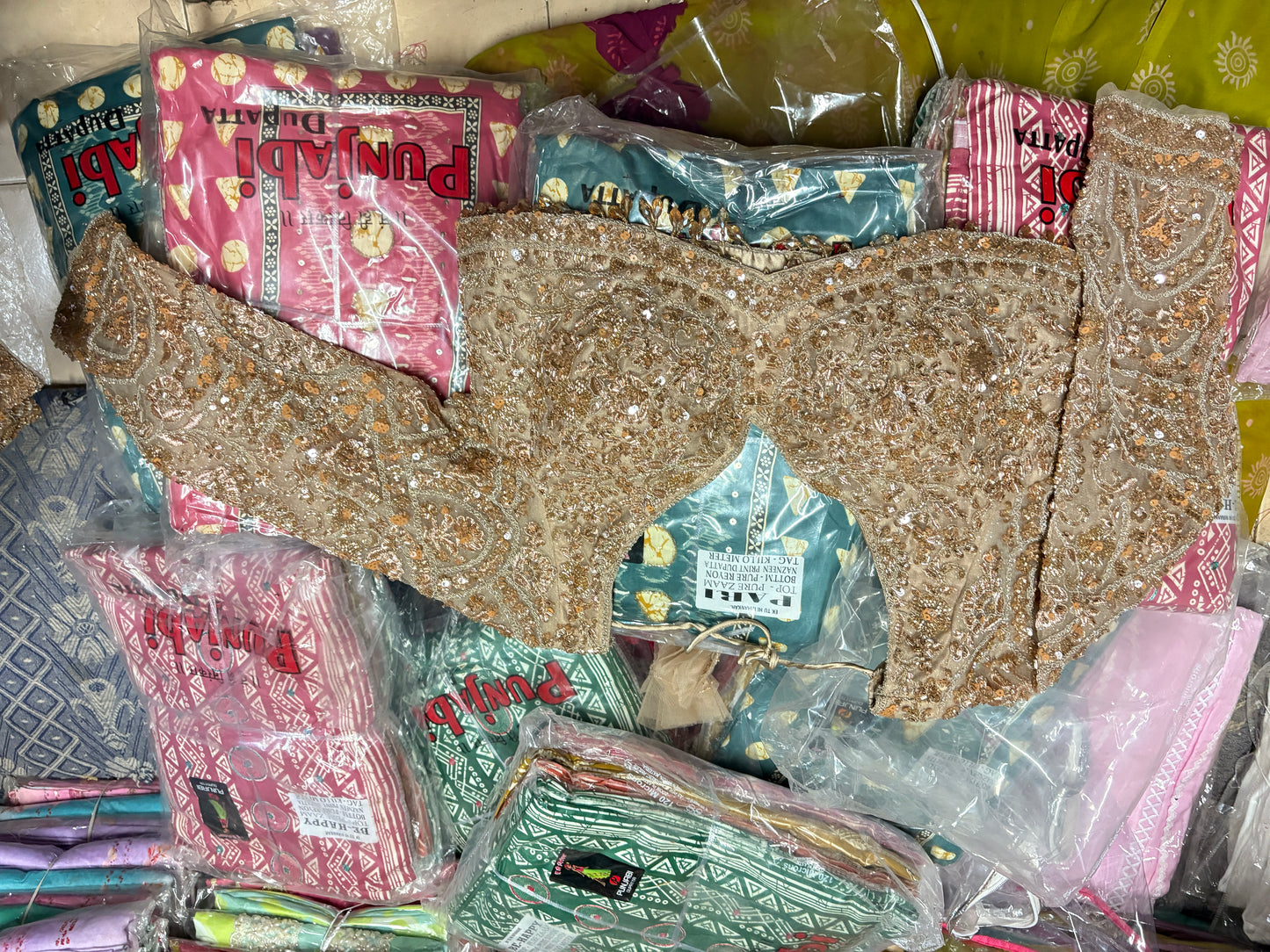 खूबसूरत गोल्डन क्रॉप टॉप लहंगा