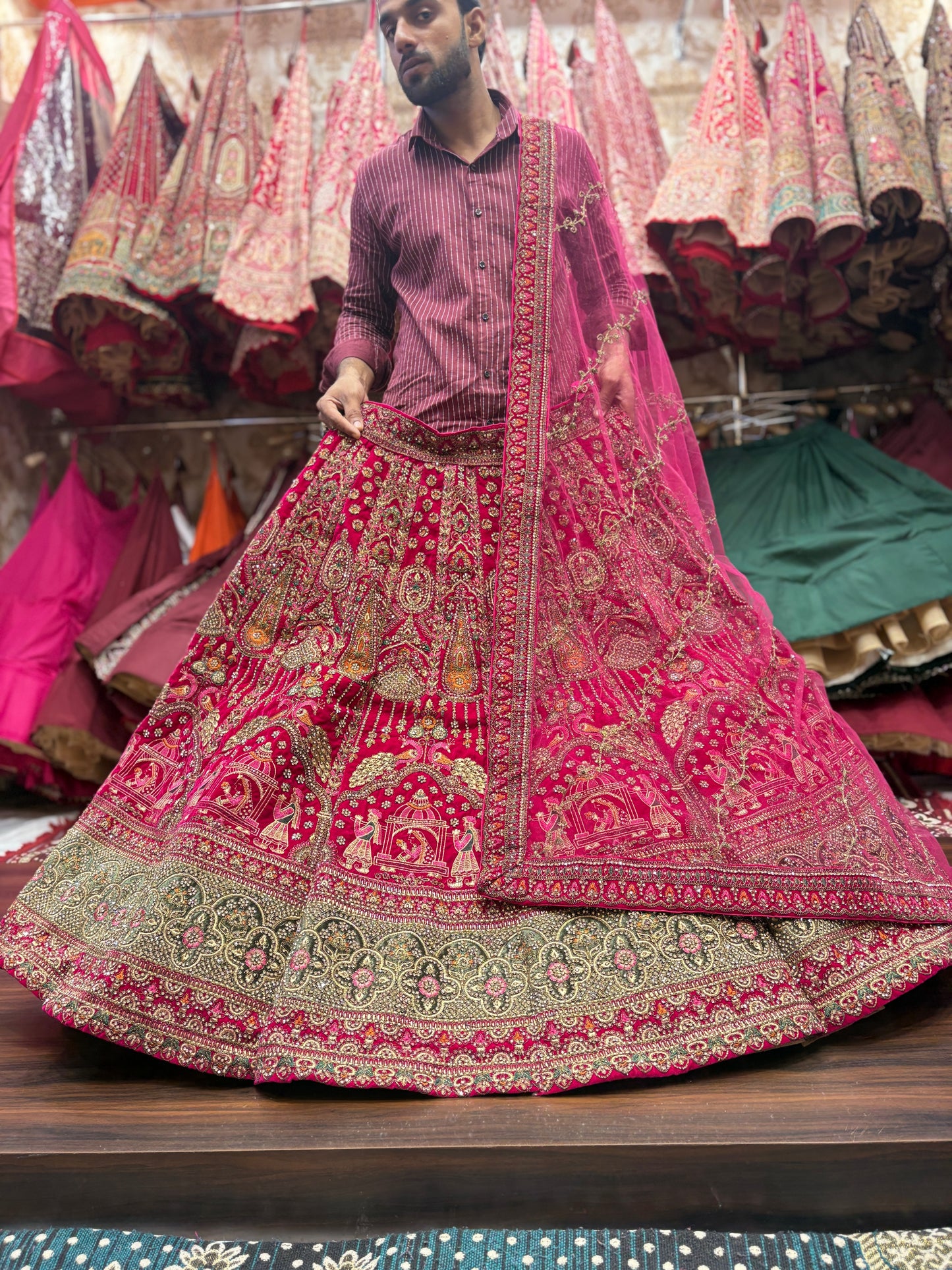 Khoobsurat pavo real granate nupcial Lehenga