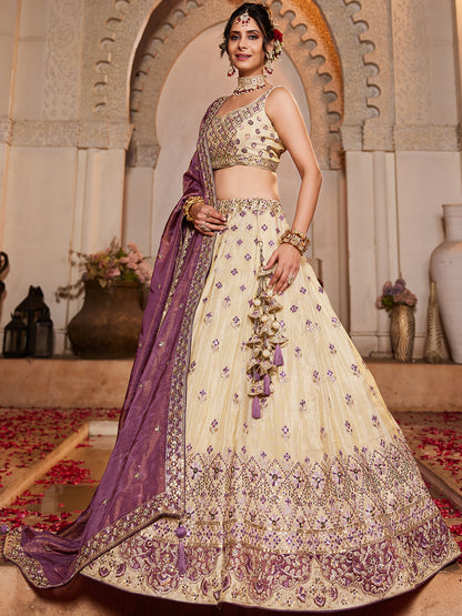 جميلة قبالة lehenga الأبيض