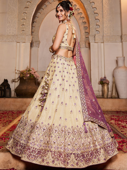 جميلة قبالة lehenga الأبيض