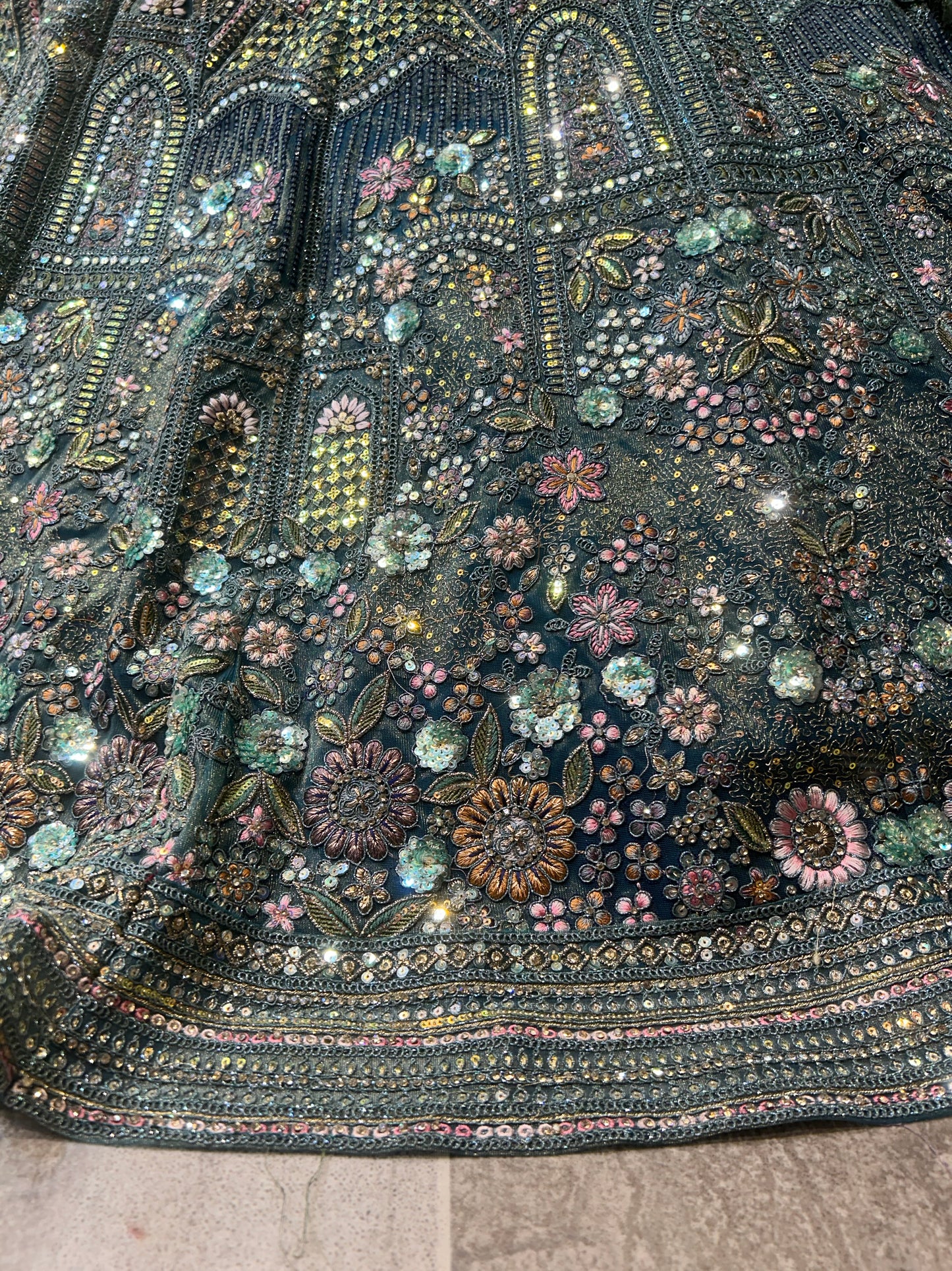 Lehenga azul cielo pesada y bonita