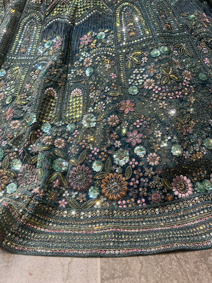 Lehenga azul cielo pesada y bonita