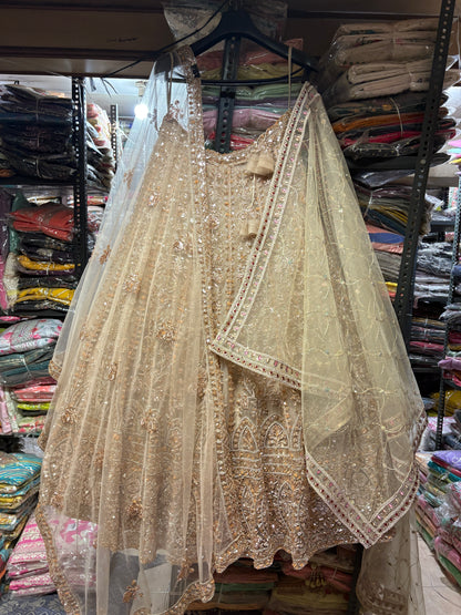 खूबसूरत गोल्डन क्रॉप टॉप लहंगा