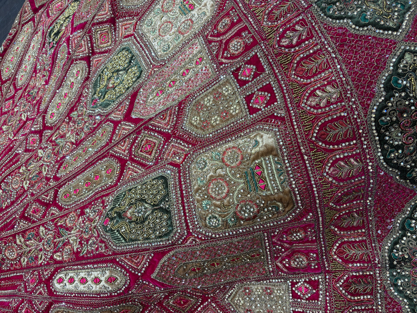 राजसी मैरून दुल्हन लहंगा