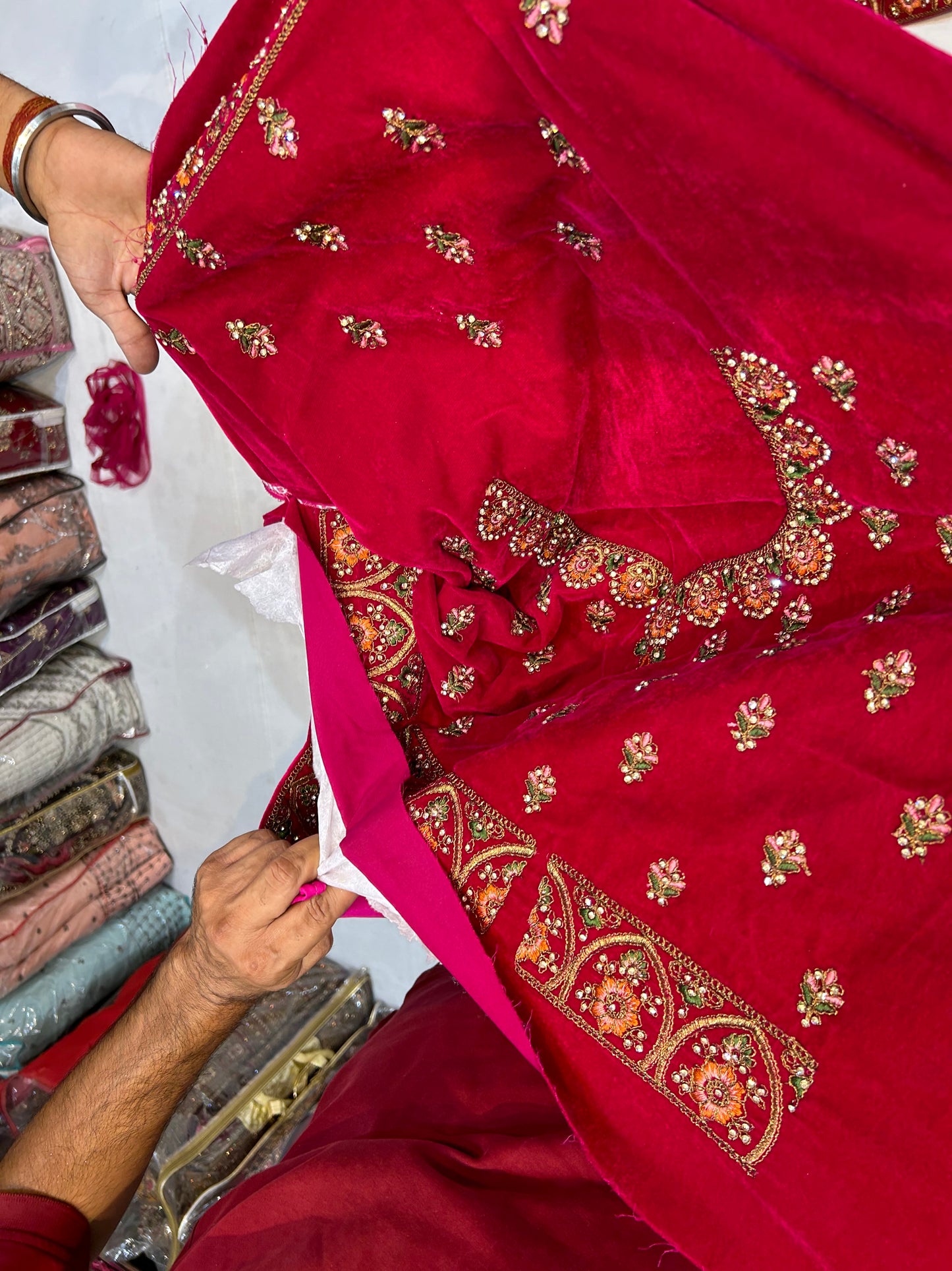 Lehenga nupcial de diseñador en color granate cereza