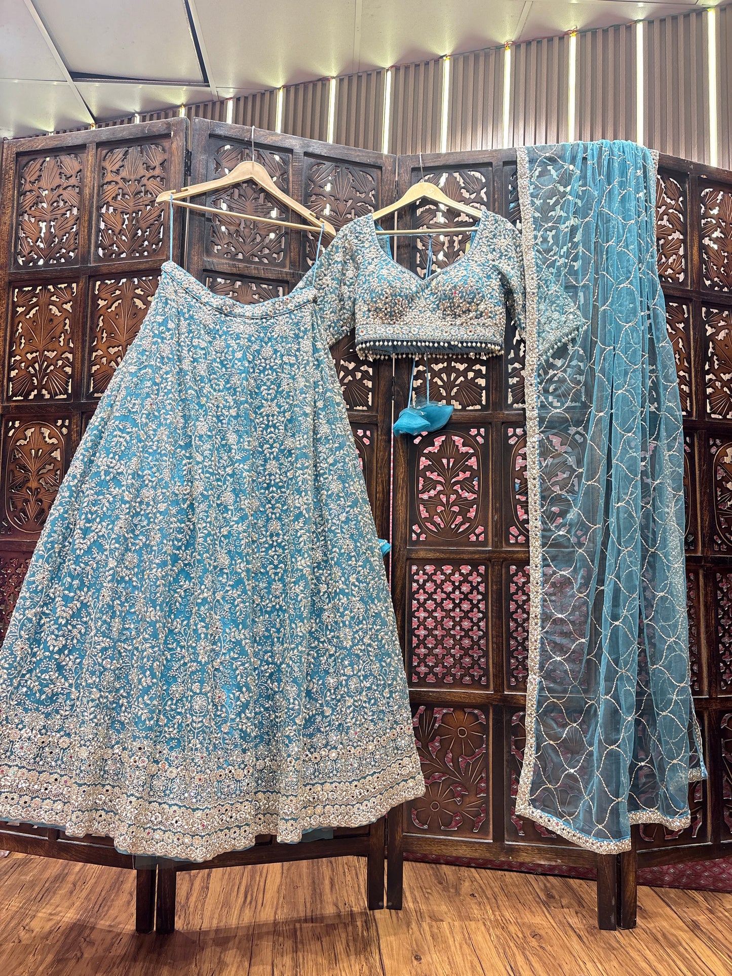 Elegante top corto azul cielo Lehenga