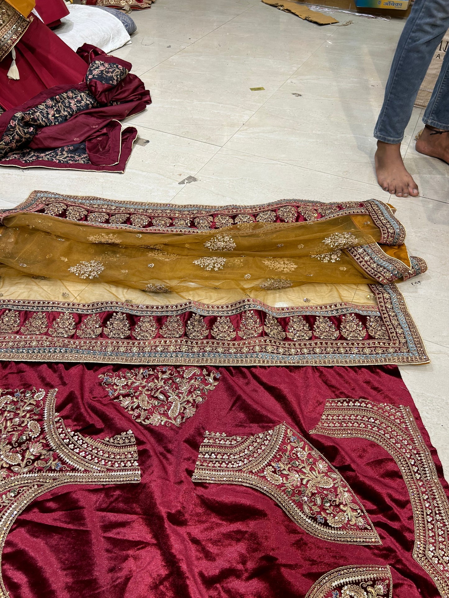 ماجستير أصفر مارون رويال ضخمة