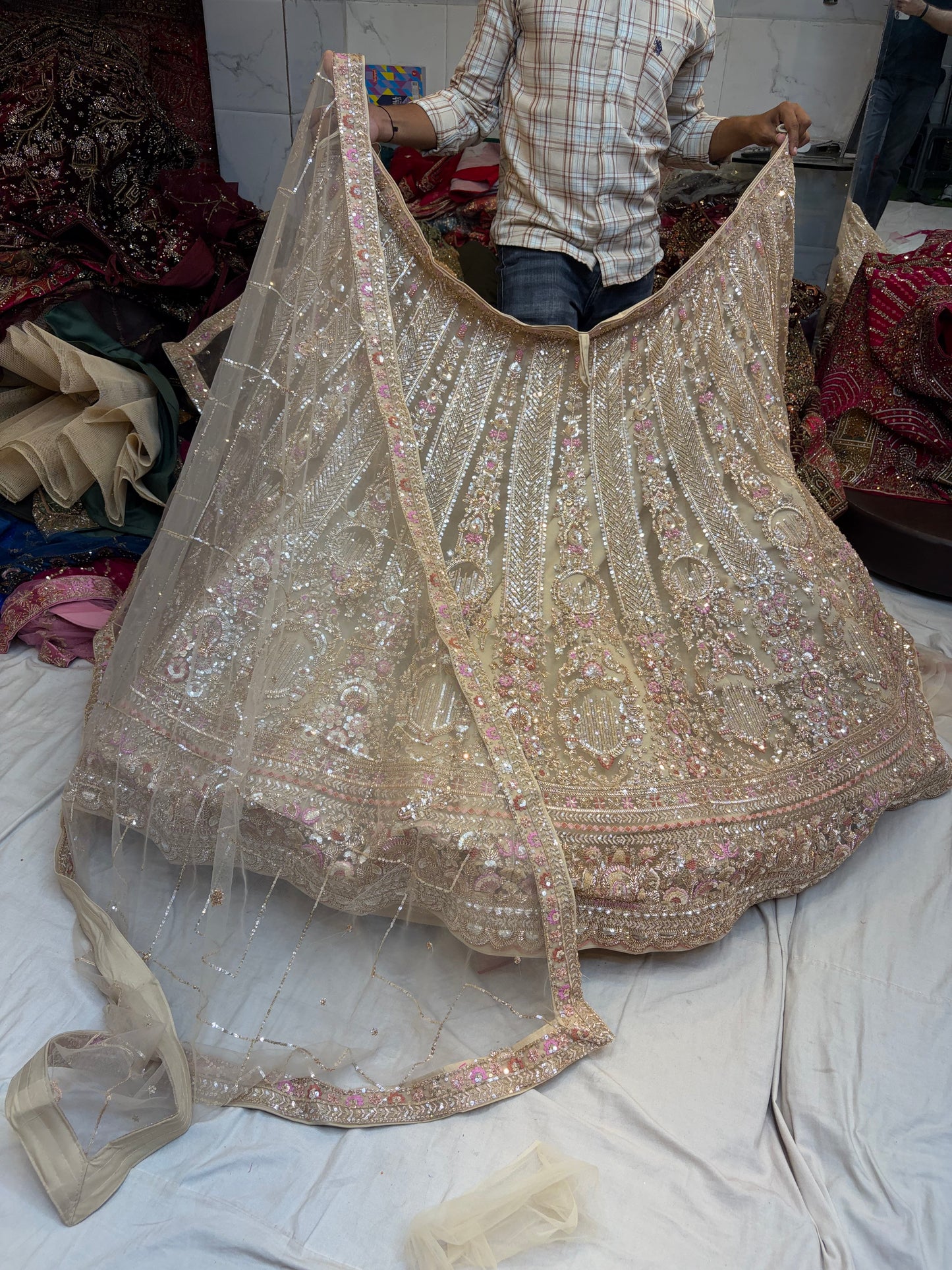 सुनहरा बेज डिज़ाइनर लहंगा