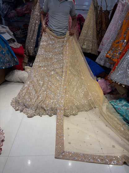 भारी सुनहरे हैंडवर्क वाला लहंगा