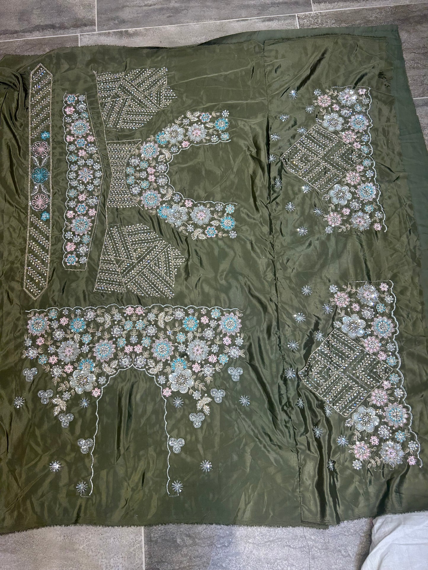 Preciosa lehenga verde hecha a mano