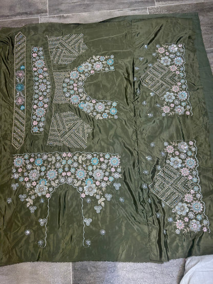 Preciosa lehenga verde hecha a mano