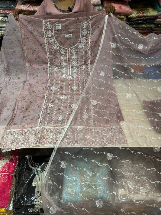 कुछ अलग हाथ से बना अनसिला सूट