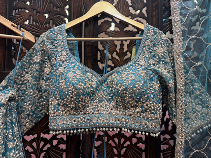 Elegante top corto azul cielo Lehenga