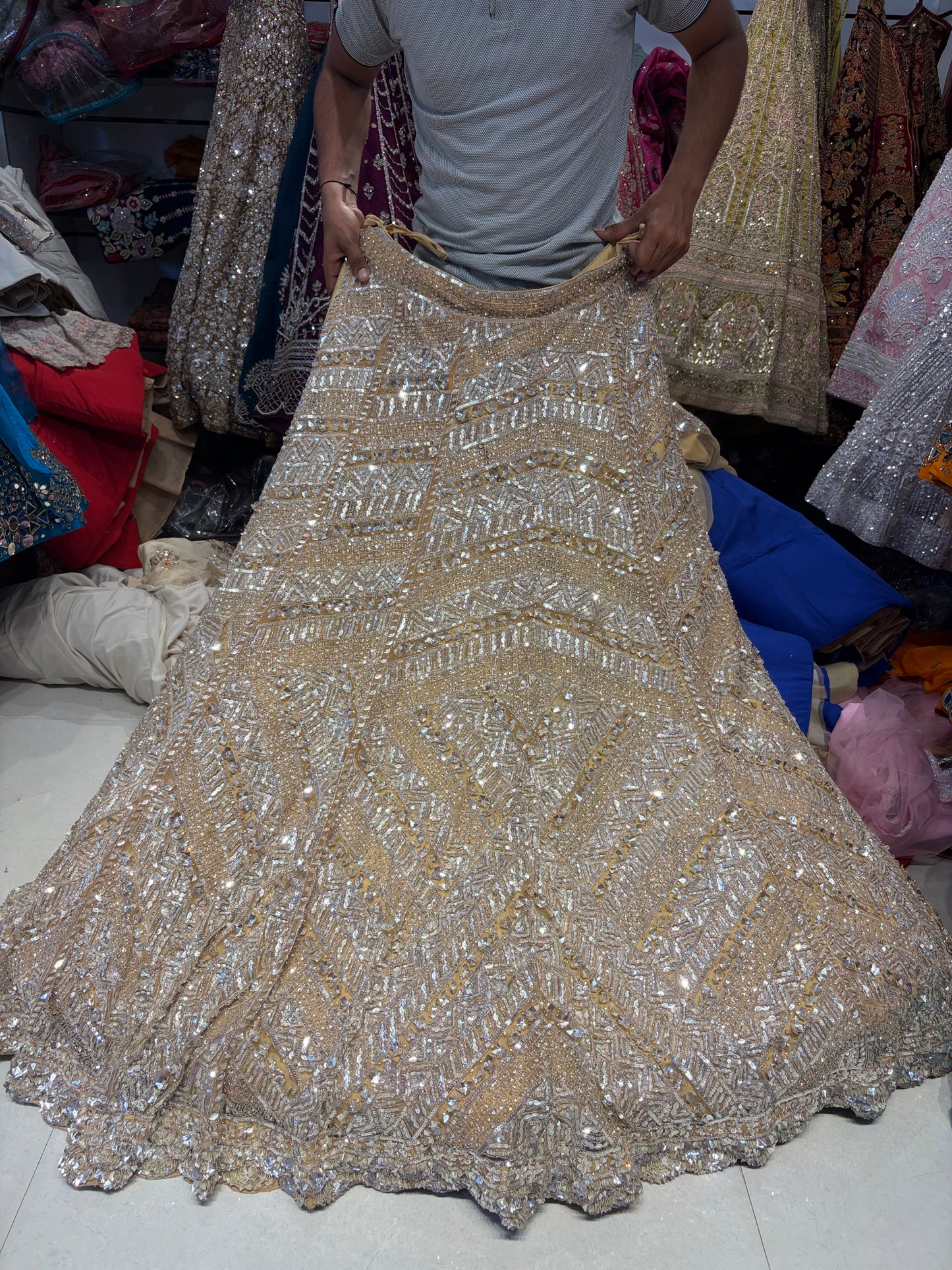 भारी सुनहरे हैंडवर्क वाला लहंगा