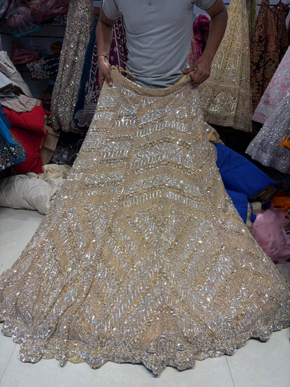 भारी सुनहरे हैंडवर्क वाला लहंगा