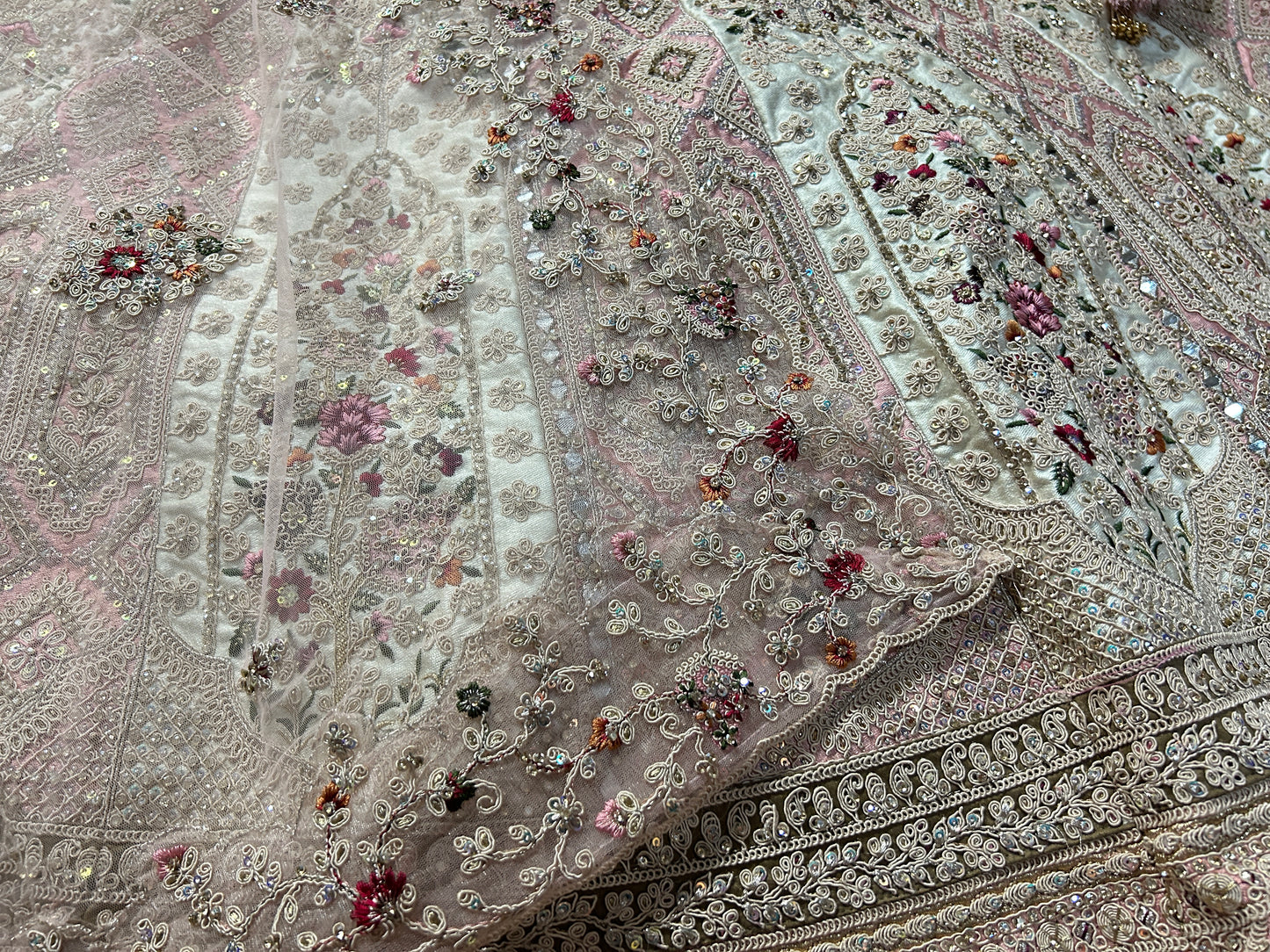 Hermosa lehenga rosa con vuelo intenso