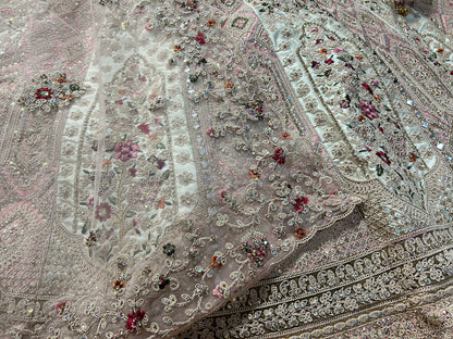 Hermosa lehenga rosa con vuelo intenso