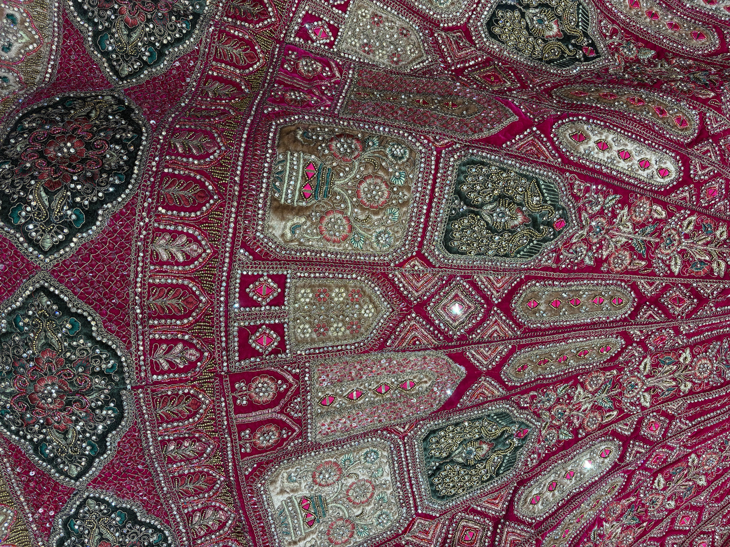 राजसी मैरून दुल्हन लहंगा