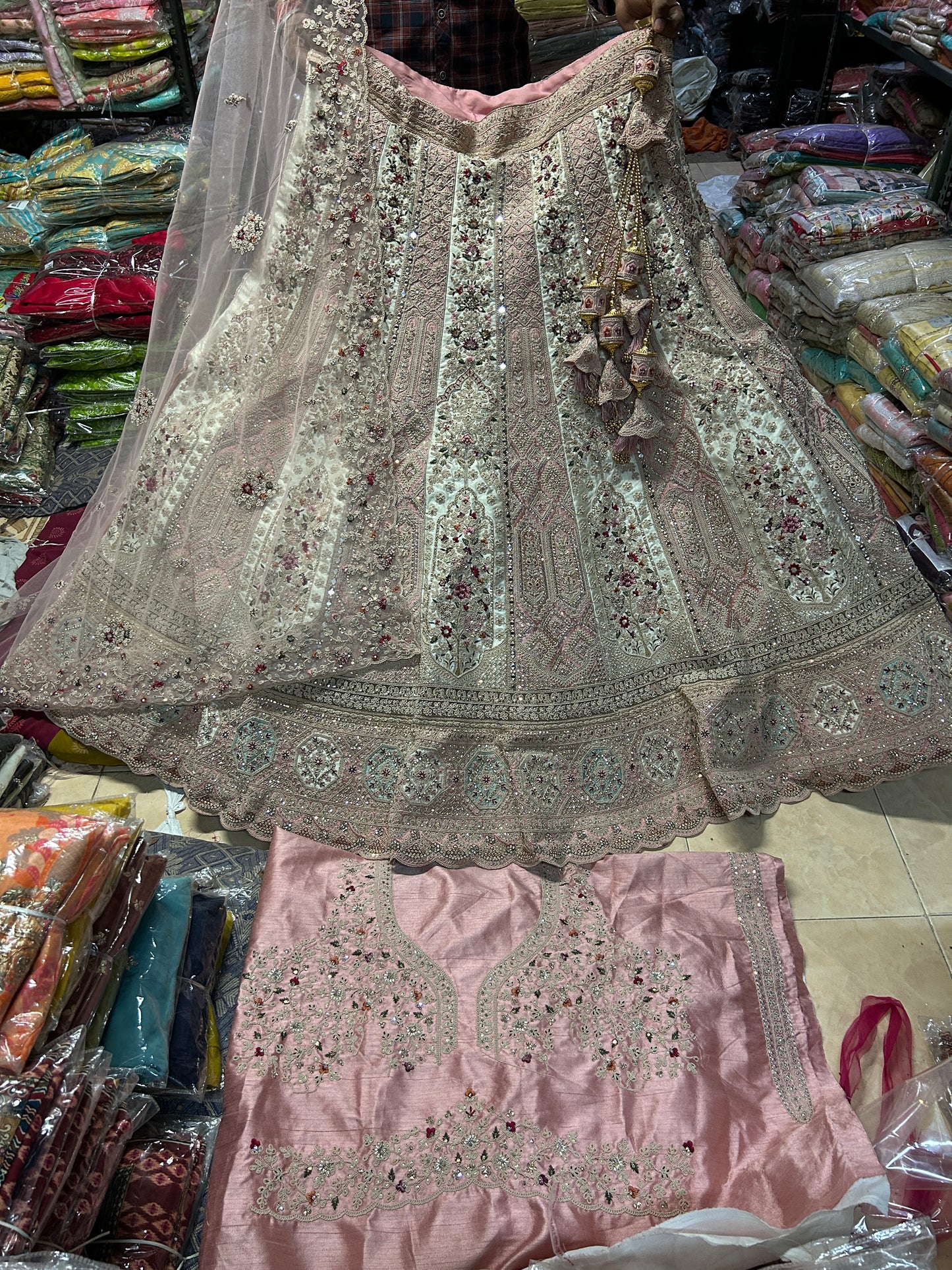 Hermosa lehenga rosa con vuelo intenso