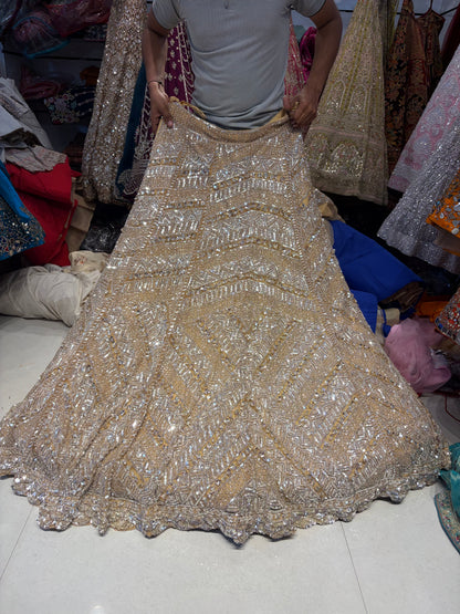 भारी सुनहरे हैंडवर्क वाला लहंगा