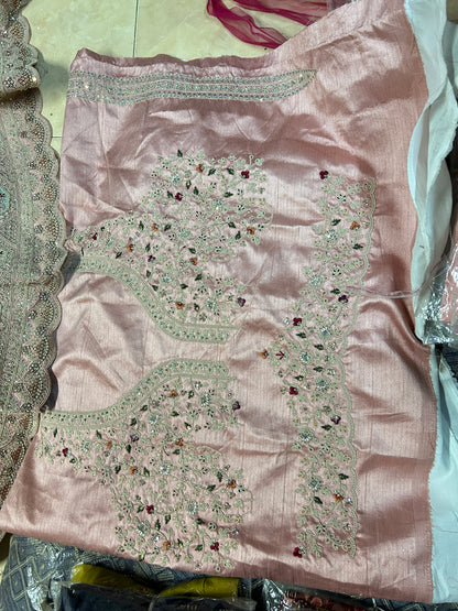 Hermosa lehenga rosa con vuelo intenso