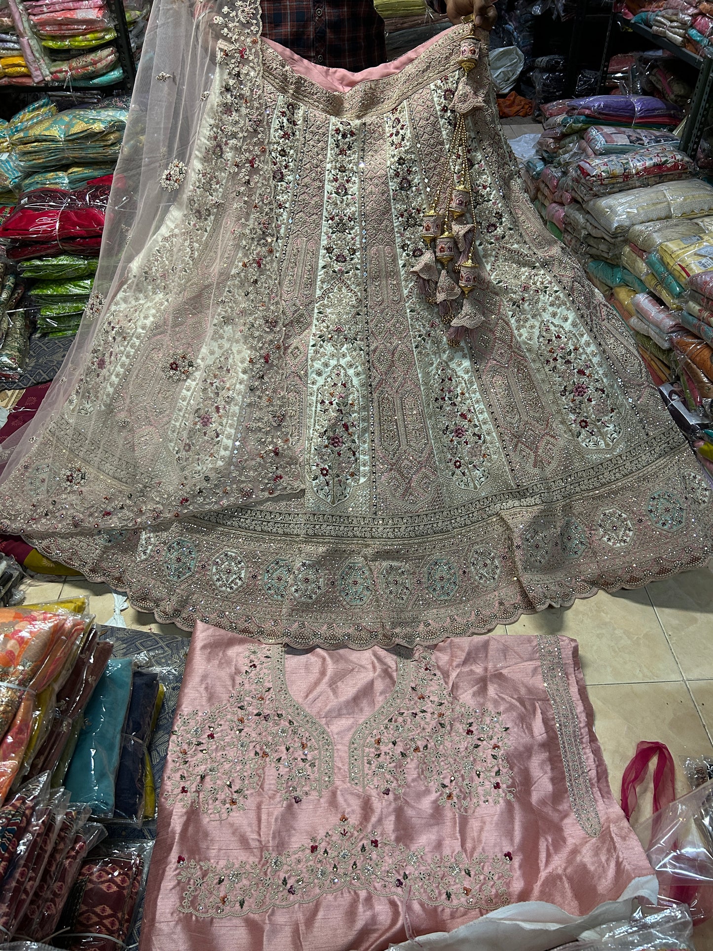 Hermosa lehenga rosa con vuelo intenso