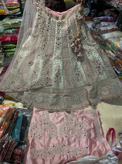 Hermosa lehenga rosa con vuelo intenso