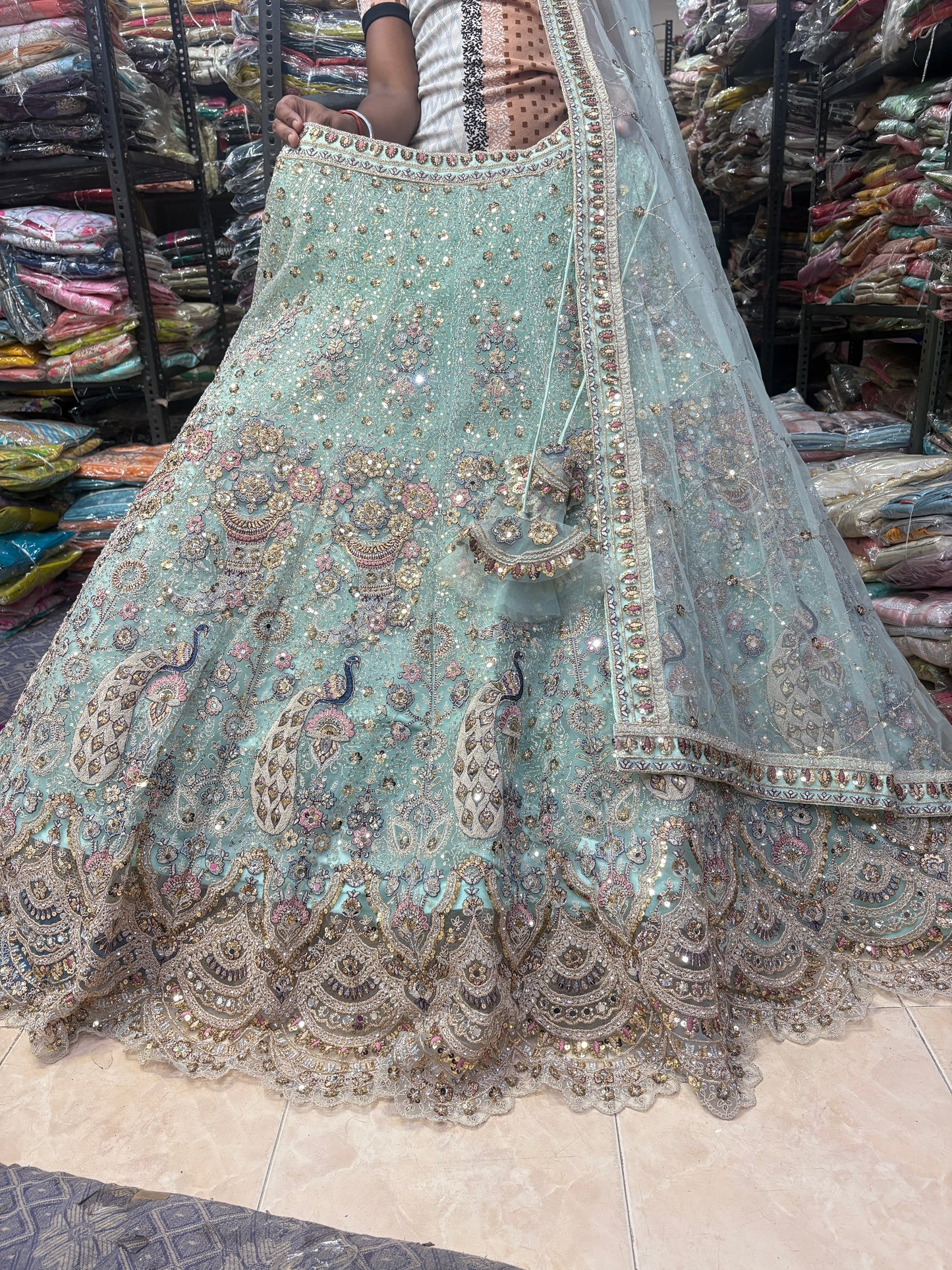 Lehenga con top corto azul pavo real de vuelo amplio.