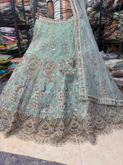 Lehenga con top corto azul pavo real de vuelo amplio.