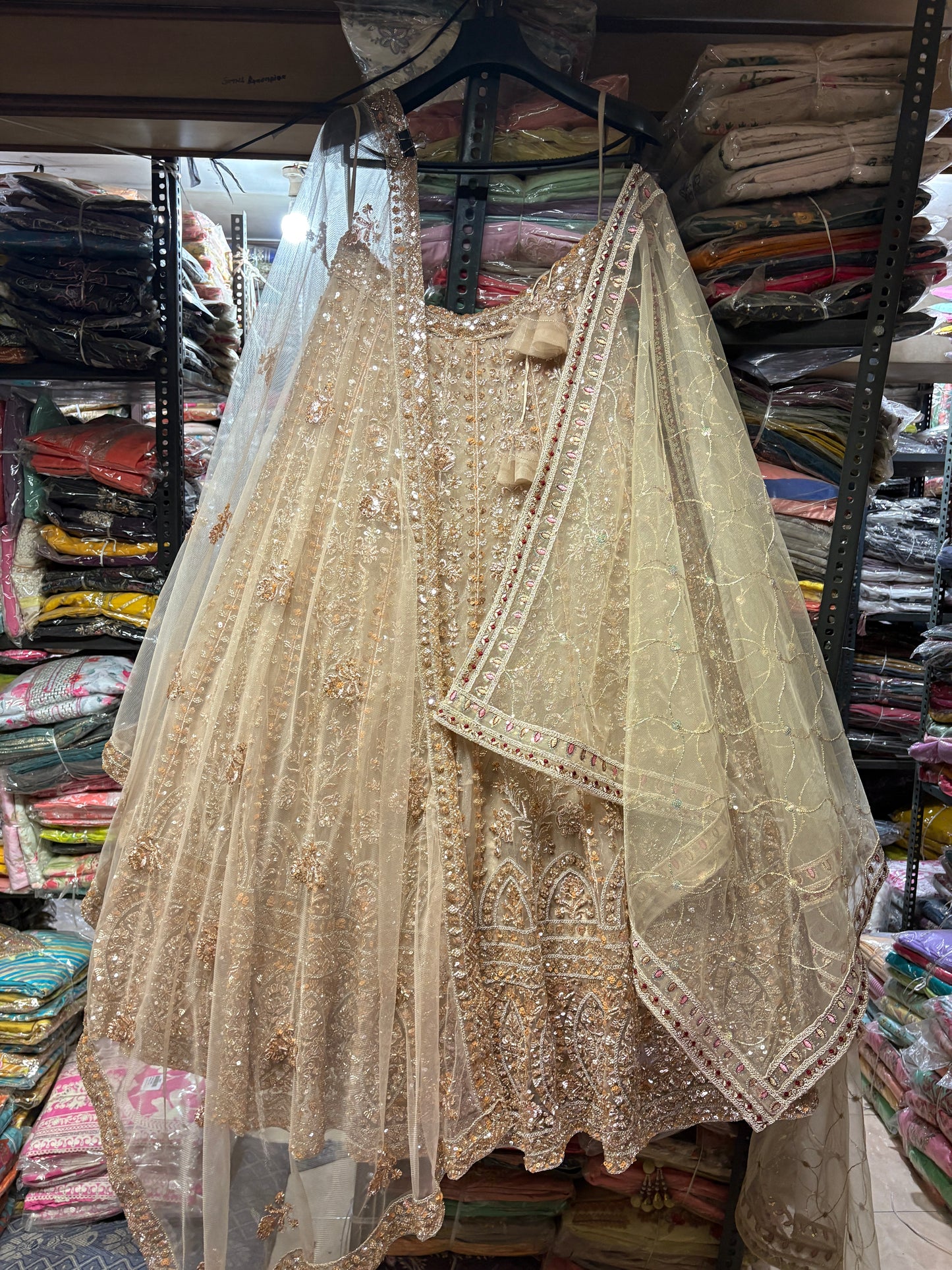 खूबसूरत गोल्डन क्रॉप टॉप लहंगा