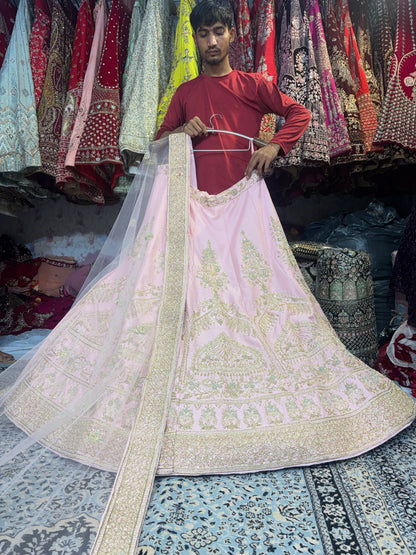 शानदार गुलाबी लहंगा