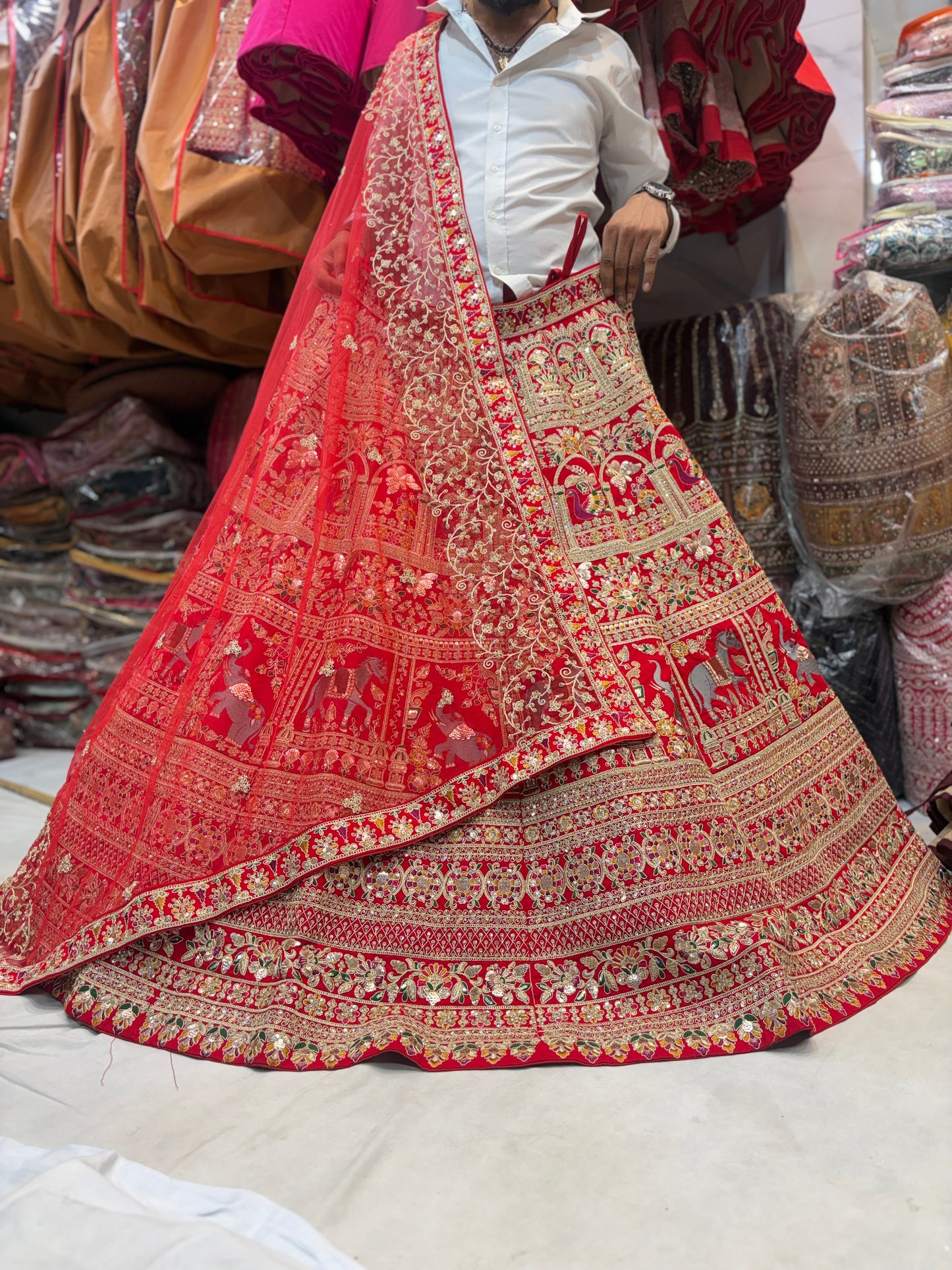 Lujosa lehenga nupcial con figura de caballo rojo