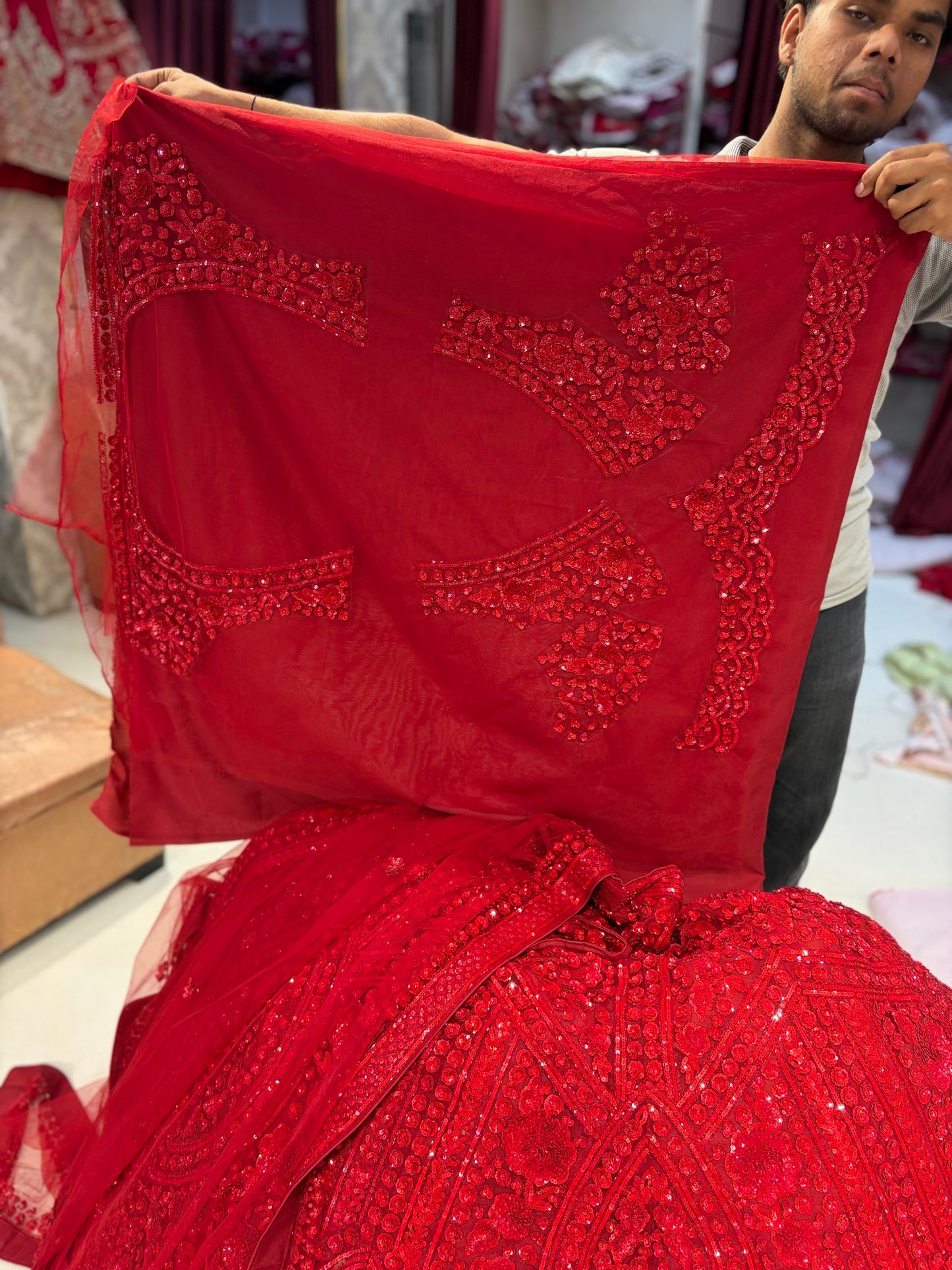 लाल पर लाल भारी मोनोटोन लहंगा