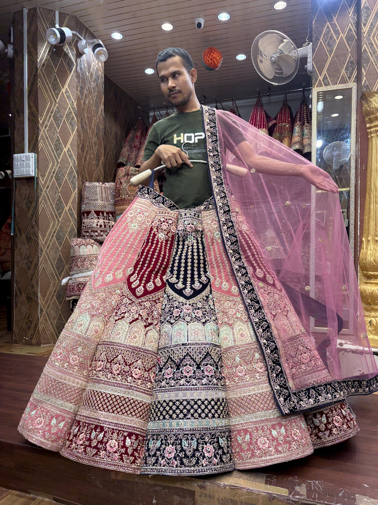 Encantadora lehenga nupcial con bola multicolor