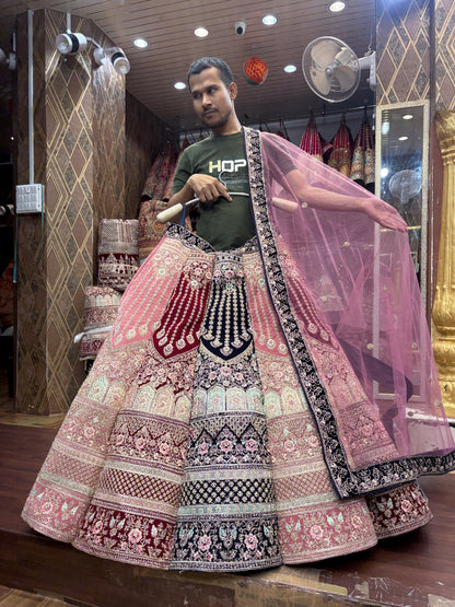 Encantadora lehenga nupcial con bola multicolor