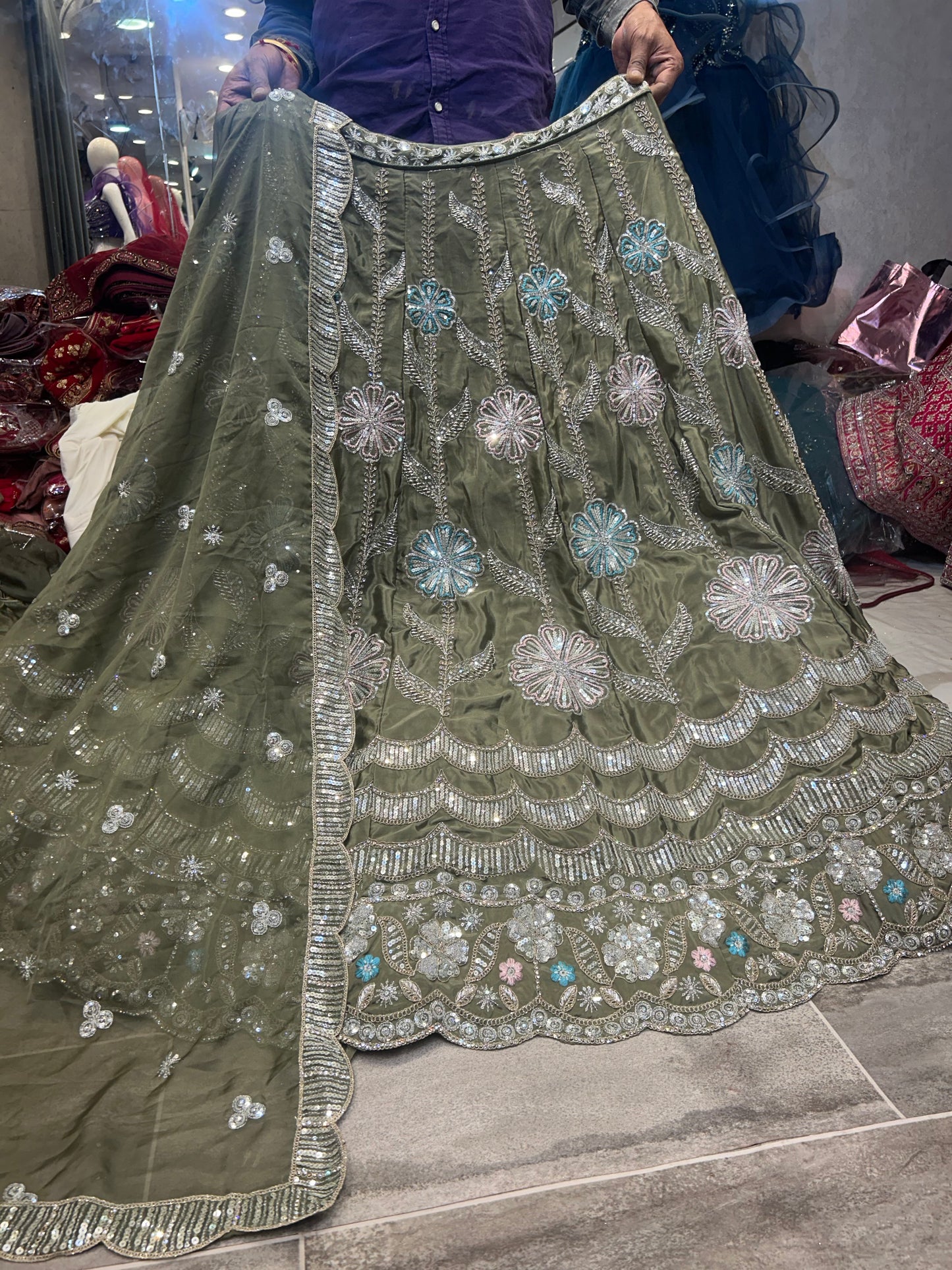 Preciosa lehenga verde hecha a mano
